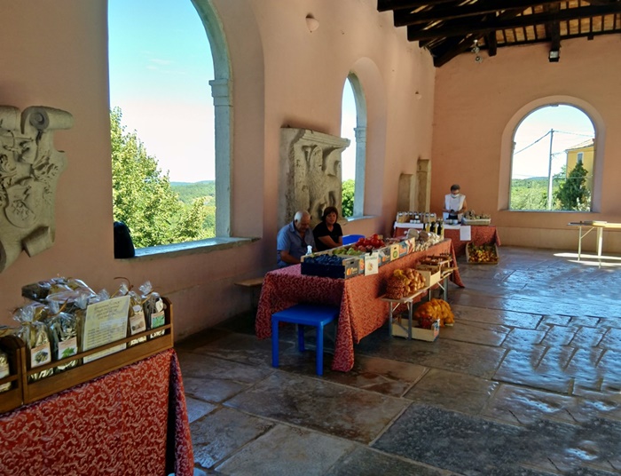 Nedjeljna tržnica u Oprtlju